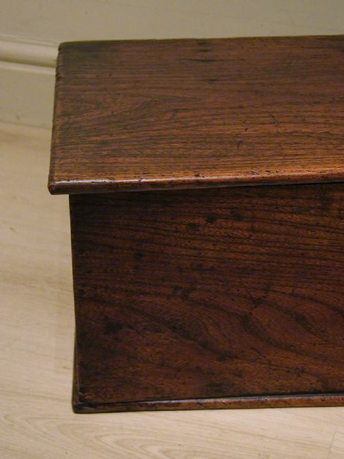 A BEAUTIFUL GEORGIAN ELM STORAGE TRUNK - ADDITIONAL PHOTO 2