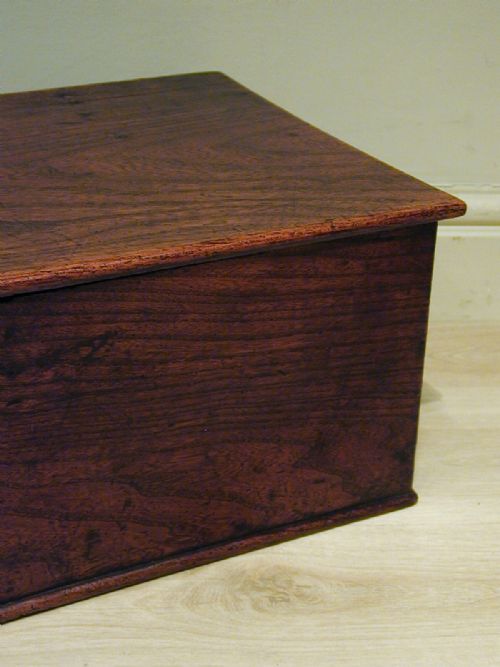 A BEAUTIFUL GEORGIAN ELM STORAGE TRUNK - ADDITIONAL PHOTO 3
