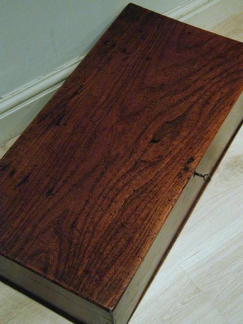A BEAUTIFUL GEORGIAN ELM STORAGE TRUNK - ADDITIONAL PHOTO 4