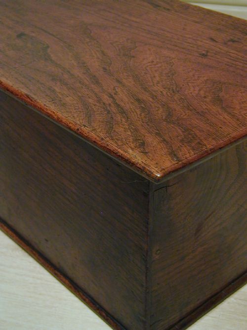 A BEAUTIFUL GEORGIAN ELM STORAGE TRUNK - ADDITIONAL PHOTO 6