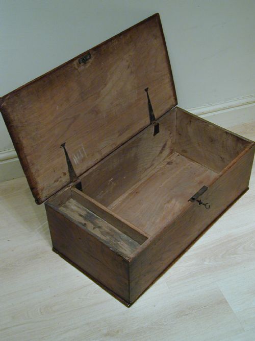 A BEAUTIFUL GEORGIAN ELM STORAGE TRUNK - ADDITIONAL PHOTO 7