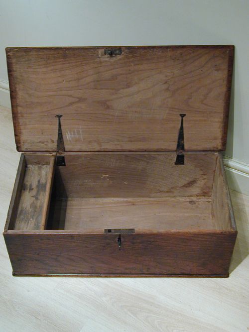 A BEAUTIFUL GEORGIAN ELM STORAGE TRUNK - ADDITIONAL PHOTO 8