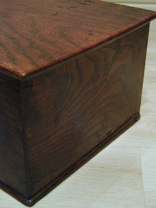 A BEAUTIFUL GEORGIAN ELM STORAGE TRUNK - ADDITIONAL PHOTO 9