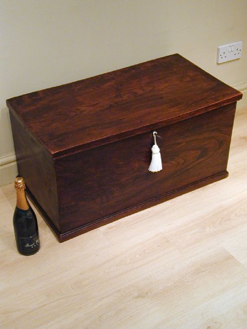 A FINE MEDIUMSIZED ELM STORAGE TRUNK - ADDITIONAL PHOTO 2