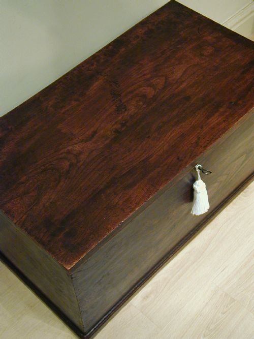 A FINE MEDIUMSIZED ELM STORAGE TRUNK - ADDITIONAL PHOTO 3