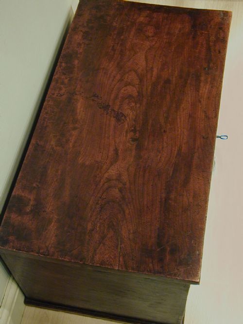 A FINE MEDIUMSIZED ELM STORAGE TRUNK - ADDITIONAL PHOTO 4