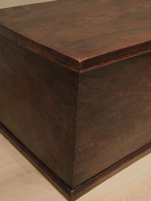 A FINE MEDIUMSIZED ELM STORAGE TRUNK - ADDITIONAL PHOTO 5