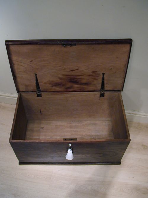A FINE MEDIUMSIZED ELM STORAGE TRUNK - ADDITIONAL PHOTO 6