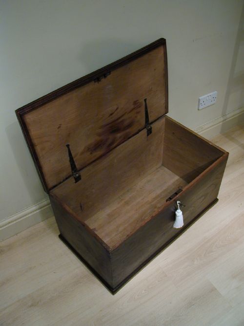 A FINE MEDIUMSIZED ELM STORAGE TRUNK - ADDITIONAL PHOTO 7