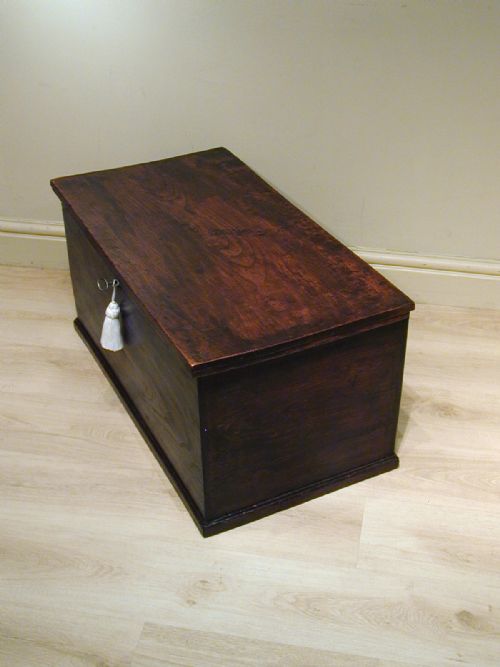 A FINE MEDIUMSIZED ELM STORAGE TRUNK - ADDITIONAL PHOTO 8