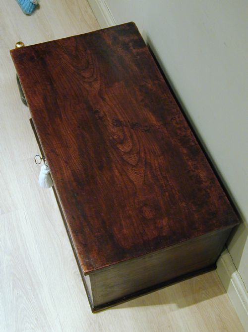 A FINE MEDIUMSIZED ELM STORAGE TRUNK - ADDITIONAL PHOTO 9