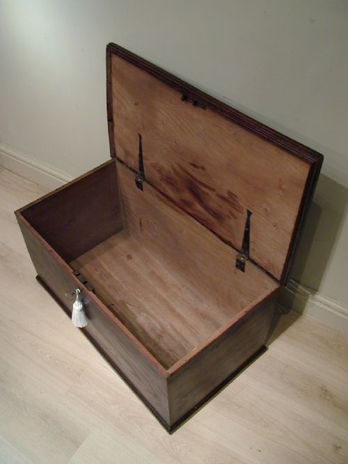 A FINE MEDIUMSIZED ELM STORAGE TRUNK - ADDITIONAL PHOTO 10
