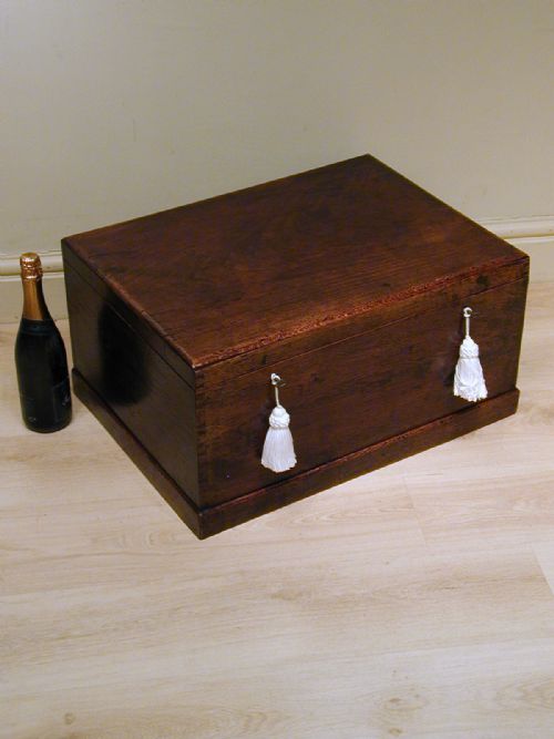 a useful storage box in oak - CATEGORY: ANTIQUE BOXES - DATED 1910