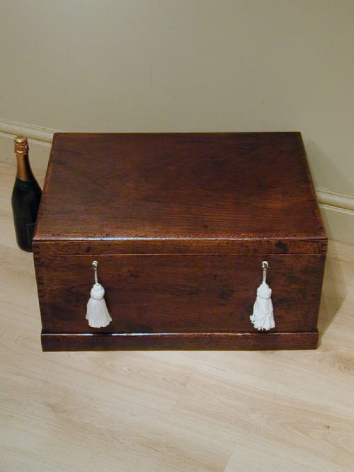 A USEFUL STORAGE BOX IN OAK - ADDITIONAL PHOTO 1