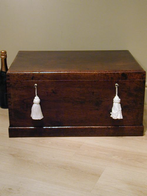 A USEFUL STORAGE BOX IN OAK - ADDITIONAL PHOTO 2
