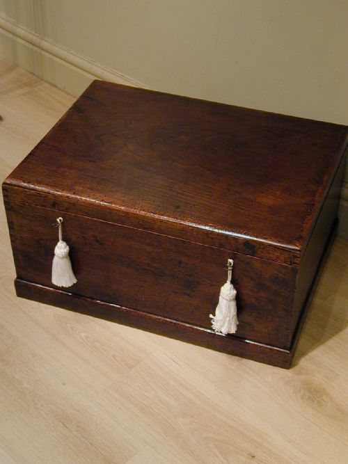 A USEFUL STORAGE BOX IN OAK - ADDITIONAL PHOTO 3