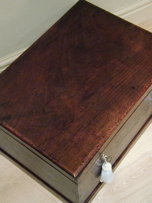 A USEFUL STORAGE BOX IN OAK - ADDITIONAL PHOTO 4
