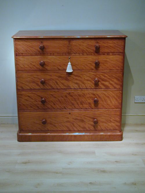 A VERY FINE CHEST OF DRAWERS BY HEAL SON OF LONDON - ADDITIONAL PHOTO 1