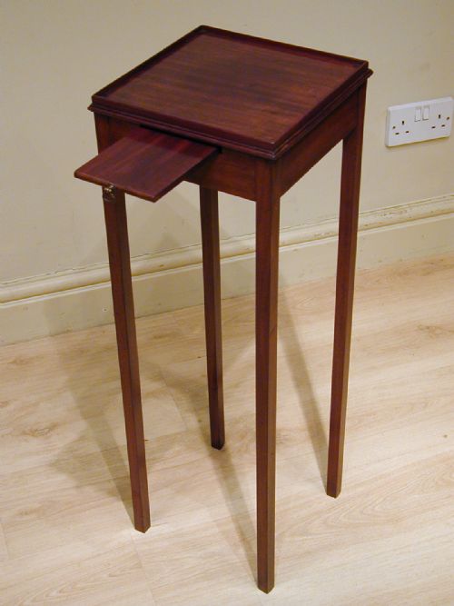 A SMALL OCCASIONAL TABLE - ADDITIONAL PHOTO 1