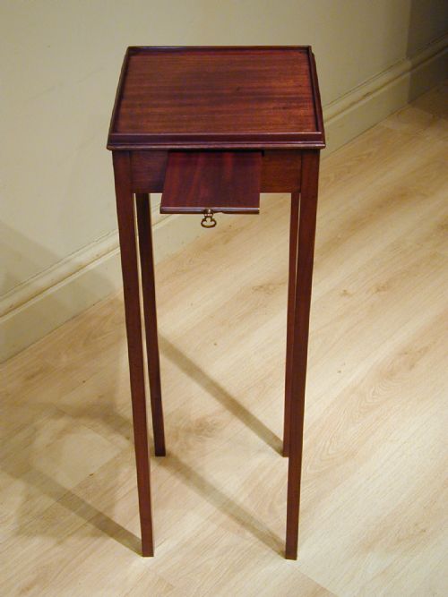 A SMALL OCCASIONAL TABLE - ADDITIONAL PHOTO 2