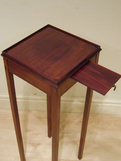 A SMALL OCCASIONAL TABLE - ADDITIONAL PHOTO 3