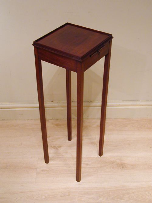 A SMALL OCCASIONAL TABLE - ADDITIONAL PHOTO 4