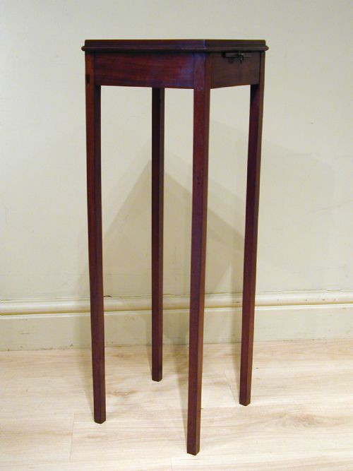 A SMALL OCCASIONAL TABLE - ADDITIONAL PHOTO 5