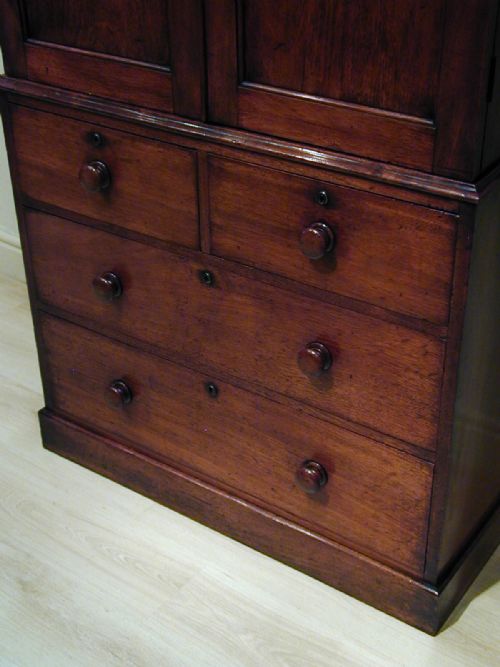 A CHARMING SMALL LINEN PRESS WARDROBE - ADDITIONAL PHOTO 1