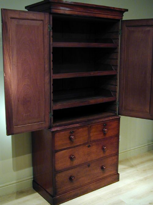 A CHARMING SMALL LINEN PRESS WARDROBE - ADDITIONAL PHOTO 2
