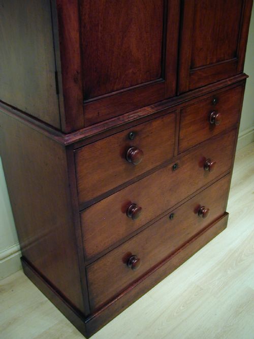 A CHARMING SMALL LINEN PRESS WARDROBE - ADDITIONAL PHOTO 4