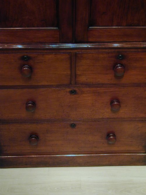 A CHARMING SMALL LINEN PRESS WARDROBE - ADDITIONAL PHOTO 8