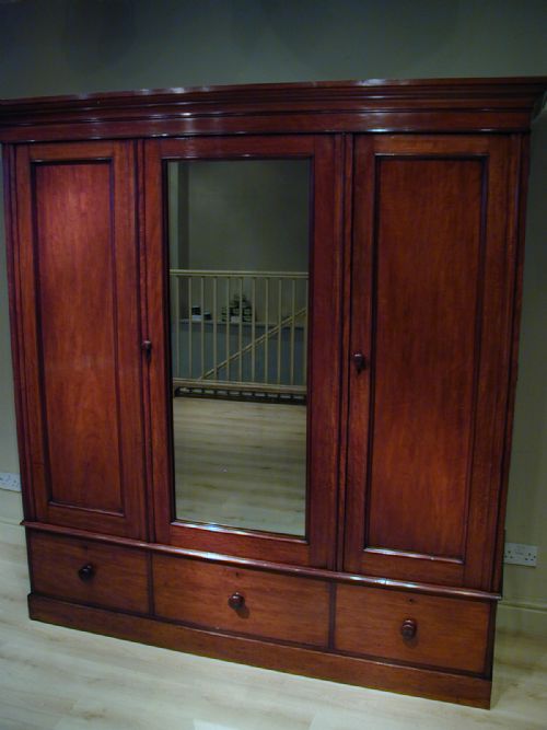 A VERY FINE THREEDOOR WARDROBE - ADDITIONAL PHOTO 6