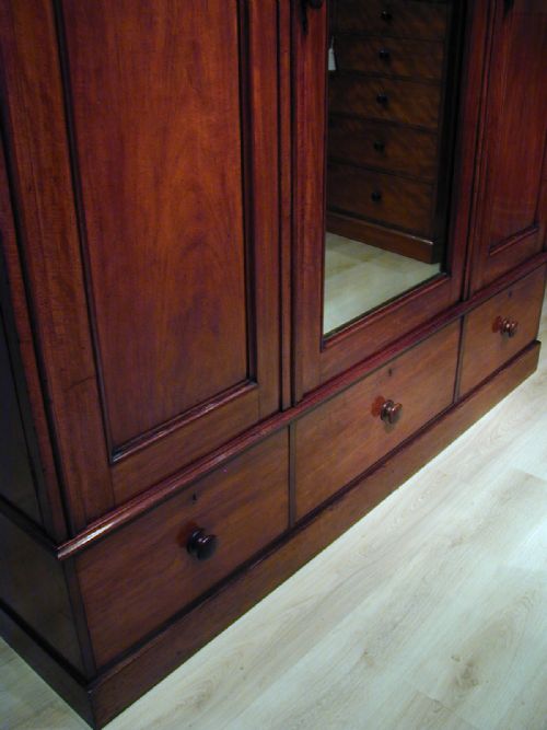 A VERY FINE THREEDOOR WARDROBE - ADDITIONAL PHOTO 1