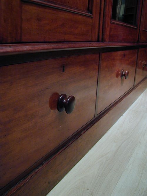 A VERY FINE THREEDOOR WARDROBE - ADDITIONAL PHOTO 7