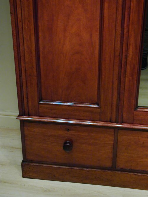 A VERY FINE THREEDOOR WARDROBE - ADDITIONAL PHOTO 11