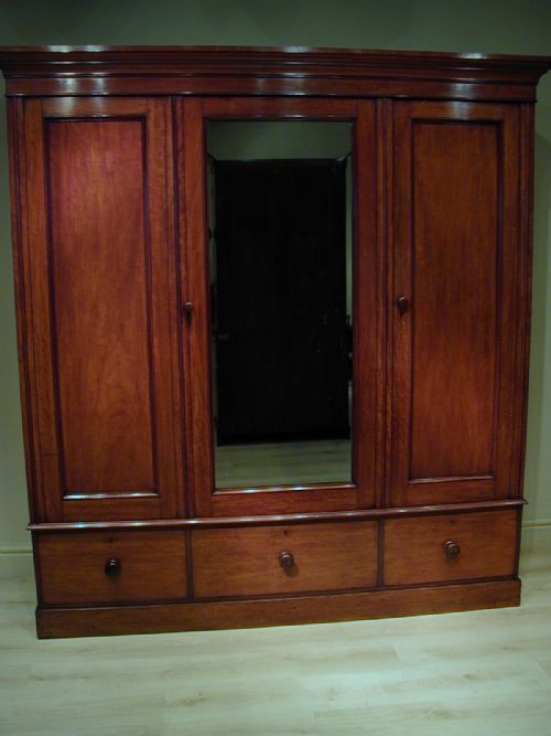 A VERY FINE THREEDOOR WARDROBE - ADDITIONAL PHOTO 4