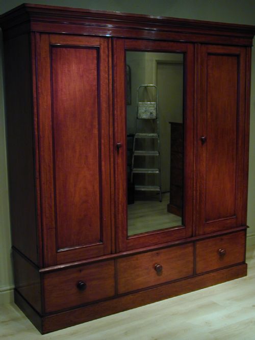 A VERY FINE THREEDOOR WARDROBE - ADDITIONAL PHOTO 3