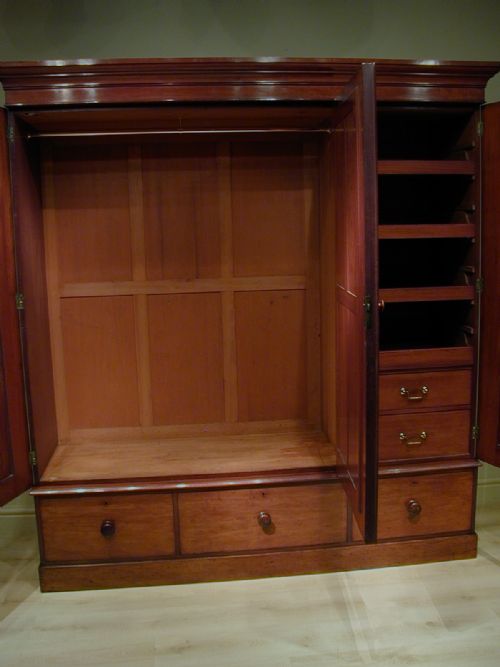 A VERY FINE THREEDOOR WARDROBE - ADDITIONAL PHOTO 2