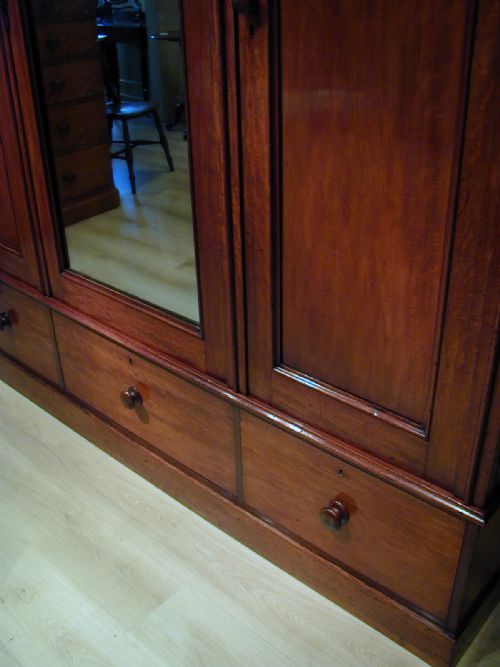 A VERY FINE THREEDOOR WARDROBE - ADDITIONAL PHOTO 12