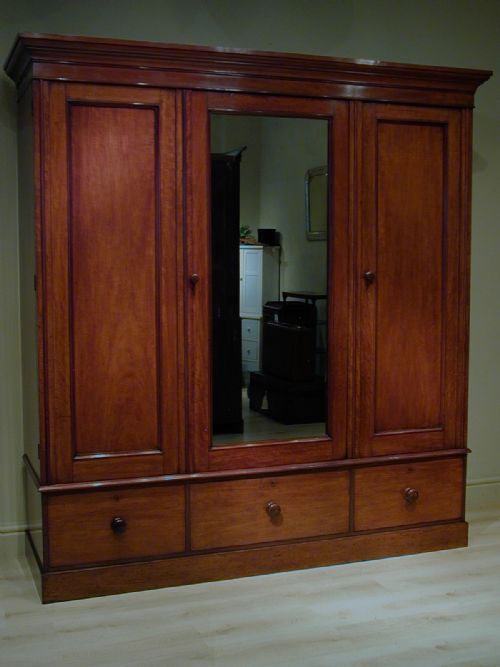 A VERY FINE THREEDOOR WARDROBE - ADDITIONAL PHOTO 5