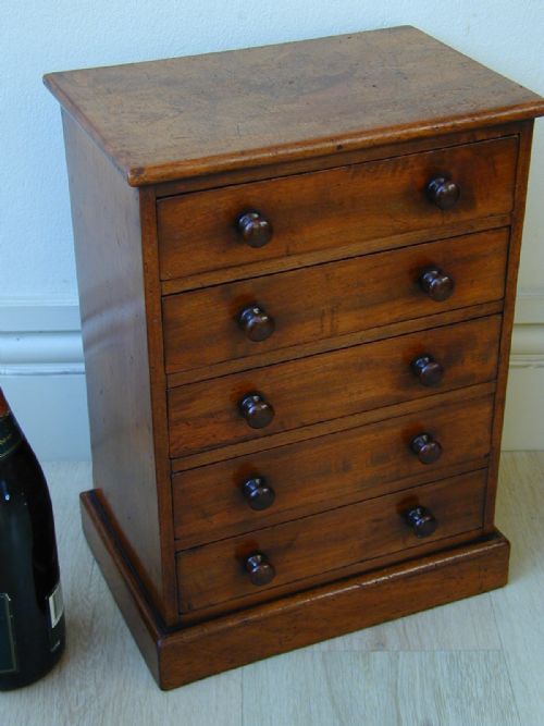 A BEAUTIFUL MINIATURE CHEST OF DRAWERS - ADDITIONAL PHOTO 3