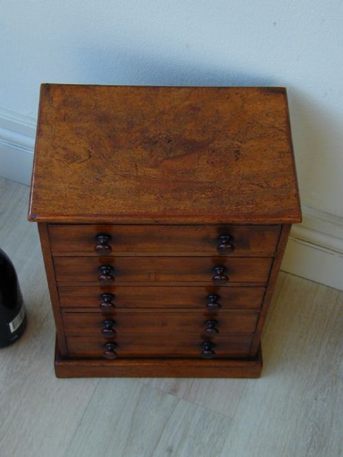 A BEAUTIFUL MINIATURE CHEST OF DRAWERS - ADDITIONAL PHOTO 4