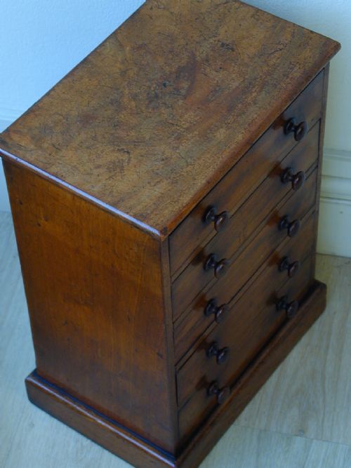 A BEAUTIFUL MINIATURE CHEST OF DRAWERS - ADDITIONAL PHOTO 5