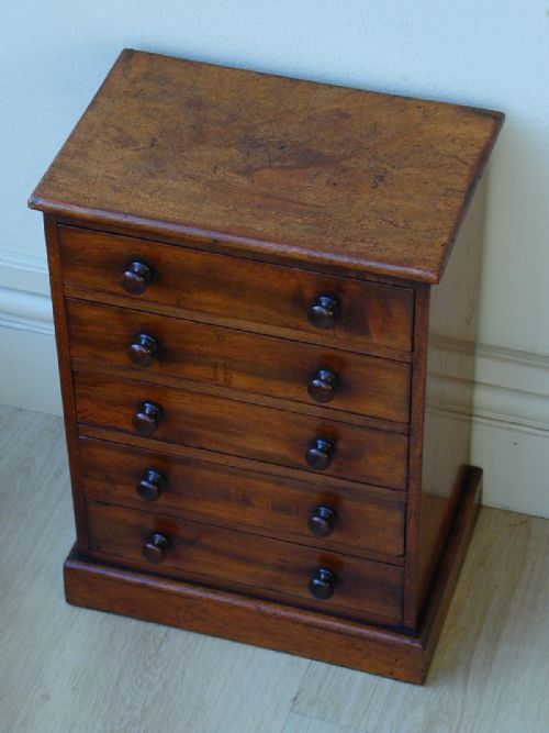 A BEAUTIFUL MINIATURE CHEST OF DRAWERS - ADDITIONAL PHOTO 6