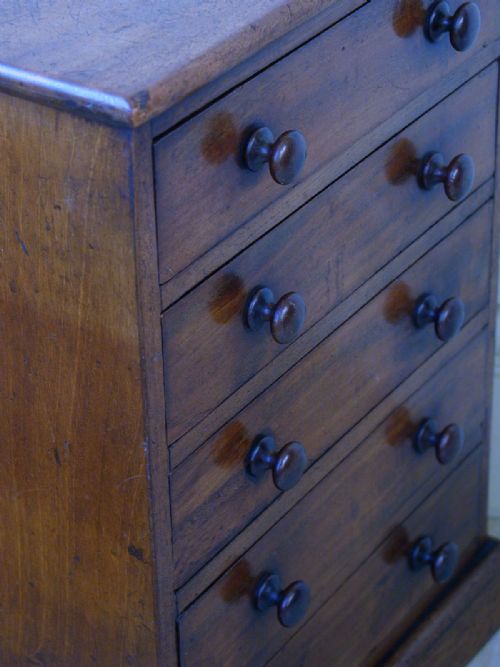 A BEAUTIFUL MINIATURE CHEST OF DRAWERS - ADDITIONAL PHOTO 9