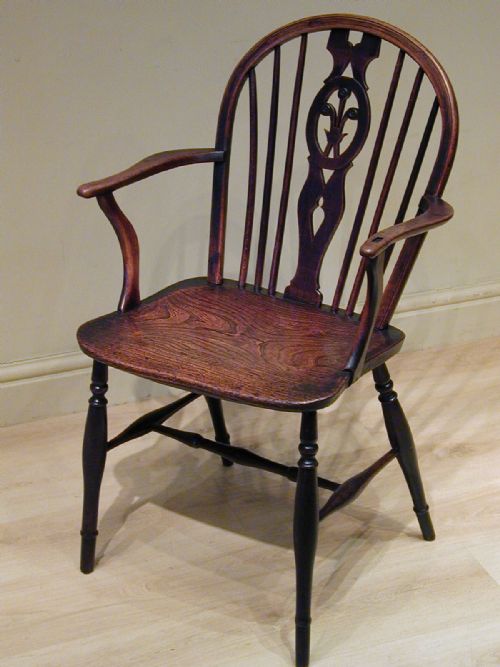 A BEAUTIFUL WINDSOR ARMCHAIR - ADDITIONAL PHOTO 1