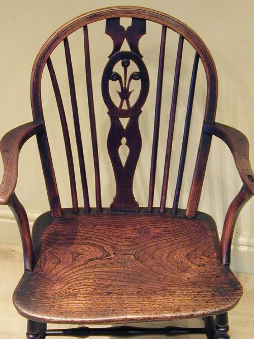 A BEAUTIFUL WINDSOR ARMCHAIR - ADDITIONAL PHOTO 2