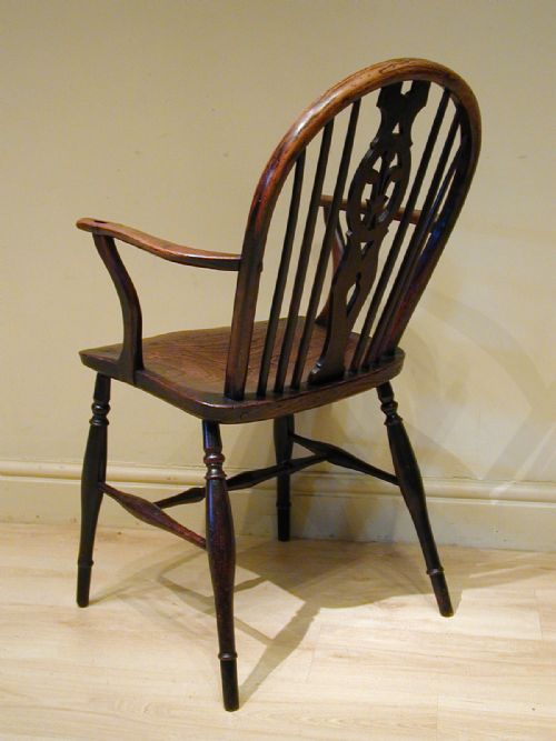 A BEAUTIFUL WINDSOR ARMCHAIR - ADDITIONAL PHOTO 4
