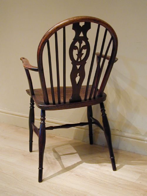 A BEAUTIFUL WINDSOR ARMCHAIR - ADDITIONAL PHOTO 5