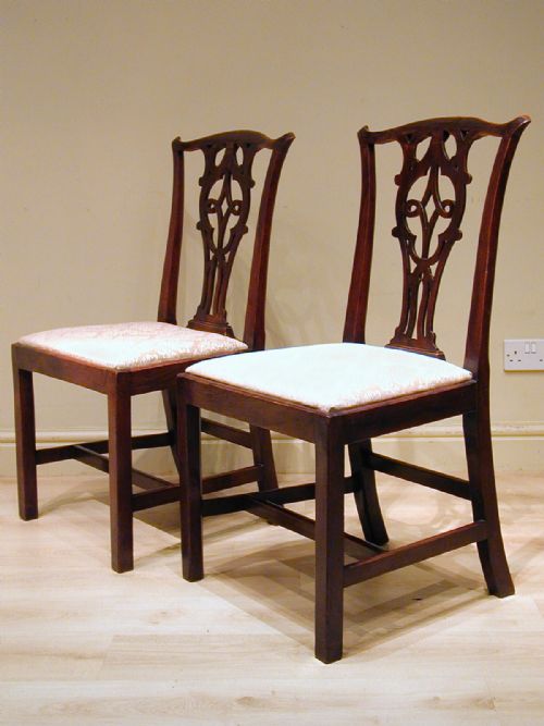 A FINE PAIR OF 18TH CENTURY CHAIRS - ADDITIONAL PHOTO 1